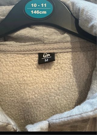 Sudadera gris con capucha