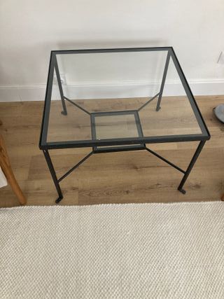 Mesa auxiliar cristal y metal negra
