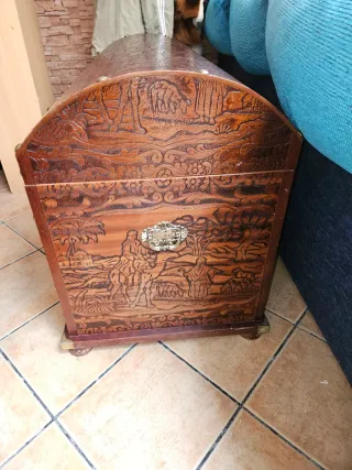 Baúl de madera tallado antiguo