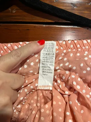 Hug and Clau Falda coral con lunares blancos