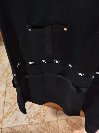 Abrigo gótico negro calaveras en blanco