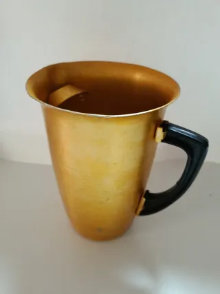 Jarra antigua dorada con asa negra