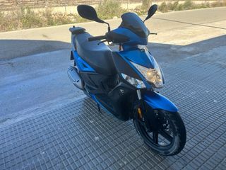 Kymco Scooter Azul y Negro Automático