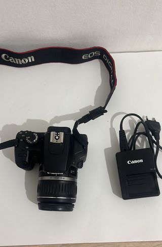 Cámara Canon EOS 1000D con accesorios