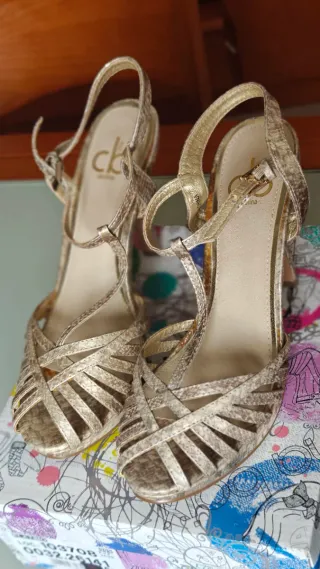 Sandalias doradas tacón sólo puestas unas horas