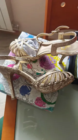 Sandalias doradas tacón sólo puestas unas horas
