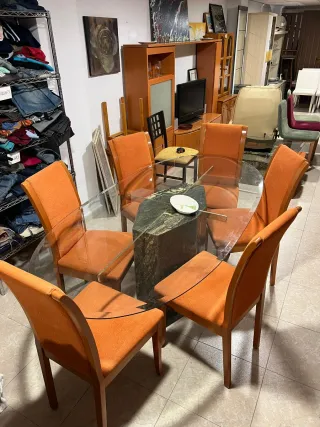 Mesa de mármol y sillas