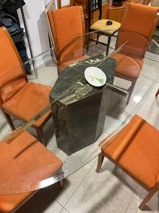Mesa de mármol y sillas