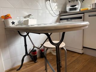 Mesa antigua cocina. Mármol y patas hierro.