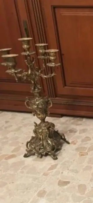 Reloj y candelabros antiguos de bronce