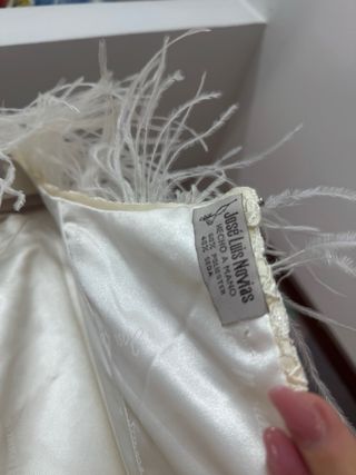 Abito da sposa seta e piume fatto a mano