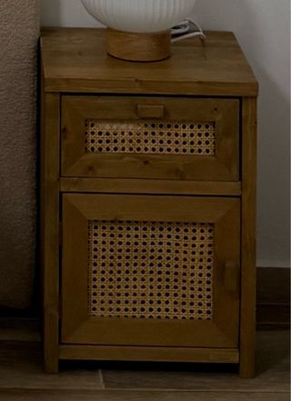 2 Mesita de noche de madera y ratán HANNUN.