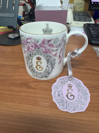 Taza de porcelana con lazo y flores