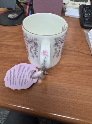 Taza de porcelana con lazo y flores