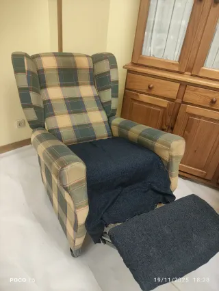 Butaca sillón con reposapiés abatible