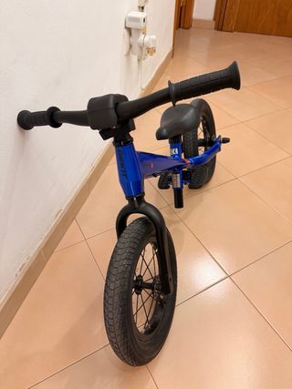 Bicicleta Giant sin pedales azul