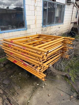 Andamio metálico amarillo