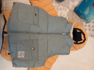 Chaleco azul acolchado con broche