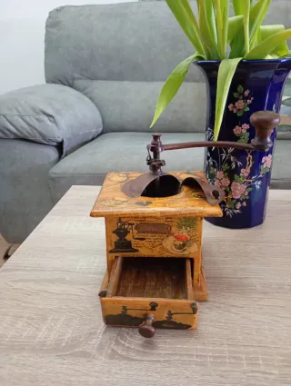 Molinillo de café antiguo decorativo comprado Fran