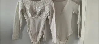 Dos bodys encaje retro elásticos y adaptables.