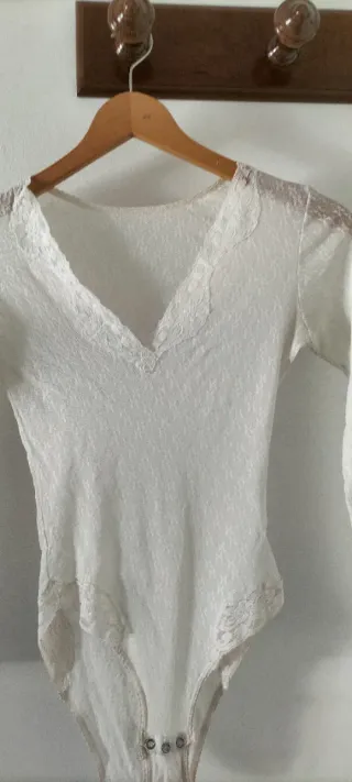 Dos bodys encaje retro elásticos y adaptables.