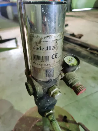 Bomba de engrase neumática