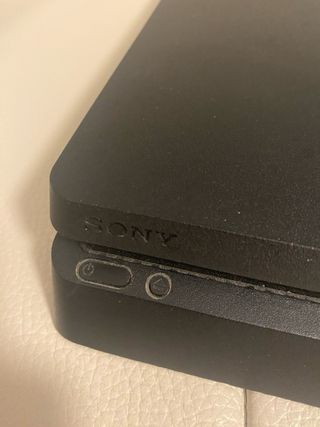 PS4 (PlayStation 4) Negra + Mando Rojo