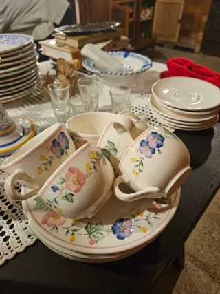 Juego de café de porcelana con flores