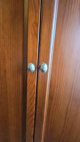 Armario antiguo de madera