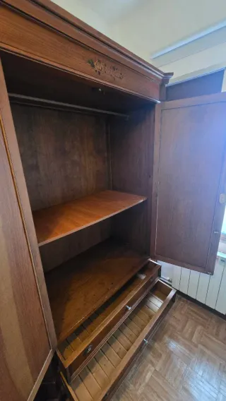 Armario antiguo de madera