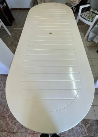 Tavolo ovale in plastica + 4 sedie