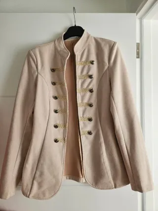 Chaqueta americana beige con botones dorados