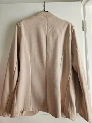 Chaqueta americana beige con botones dorados