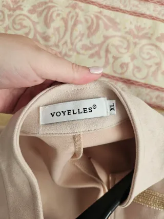 Chaqueta americana beige con botones dorados