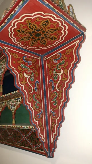 Estantería árabe de madera pintada a mano