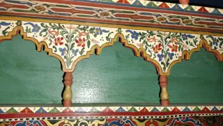 Estantería árabe de madera pintada a mano