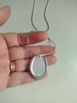 Colgante con piedra blanca.