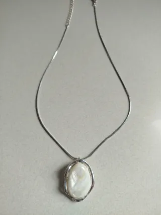 Colgante con piedra blanca.