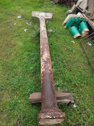 Columna de hierro antigua