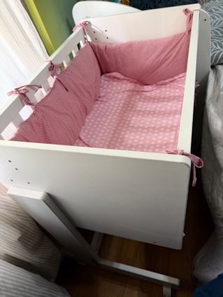 Minicuna blanca con textil rosa