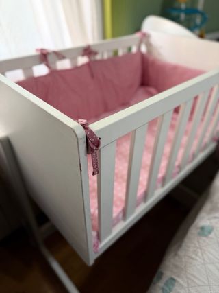 Minicuna blanca con textil rosa