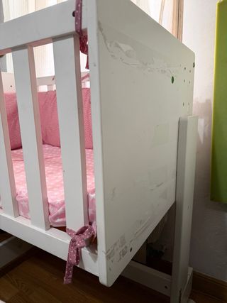 Minicuna blanca con textil rosa