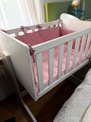 Minicuna blanca con textil rosa