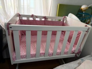 Minicuna blanca con textil rosa