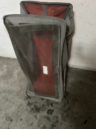 Mala de transporte cinzenta e vermelha