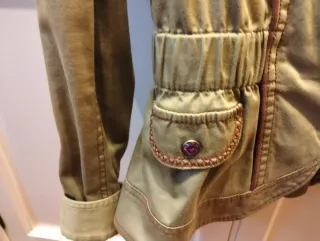 Chaqueta verde con adornos rosas