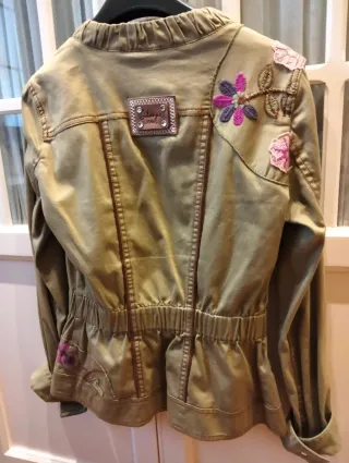 Chaqueta verde con adornos rosas