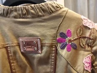 Chaqueta verde con adornos rosas