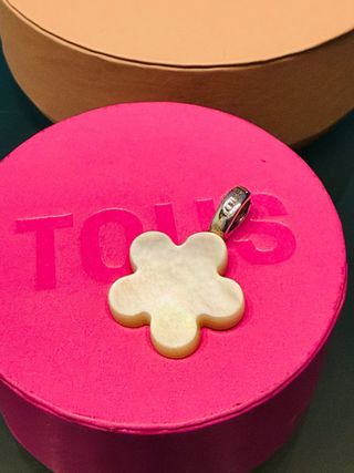 Colgante flor nacar Tous