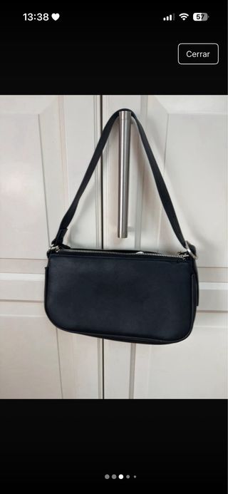 Bolso de hombro negro con tachuelas y de piel.